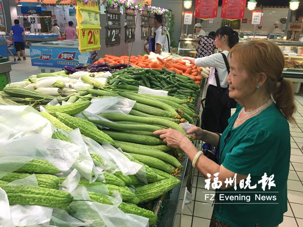 77岁老太帮邻里买了多年特惠菜 精打细算省钱