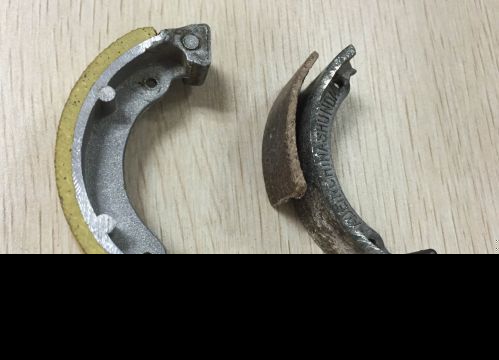 电动车刹车皮脱落前轮突抱死 依伯被甩出受伤