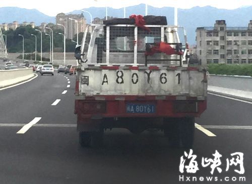 闽A80Y61三环上冒黑烟 久久不散(图)