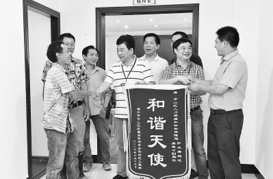 福州“讨薪局长”故事刷屏 为农民工讨薪1500多万