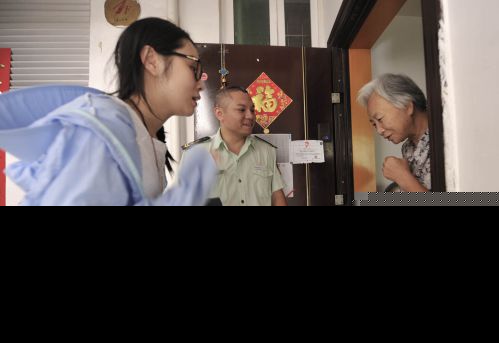 福州仓山一小区摆数百无防护花盆 部分业主拒不搬离