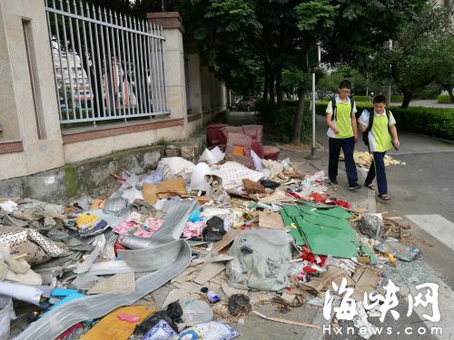 福州钱塘小学屏北分校旁 长期堆满垃圾