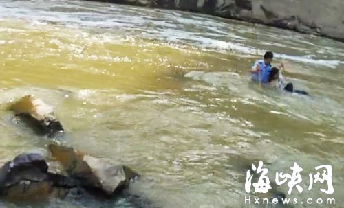 闽清三天两起落水 警民联手成功施救