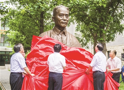 七一前夕 谷文昌雕塑在中央党校落成
