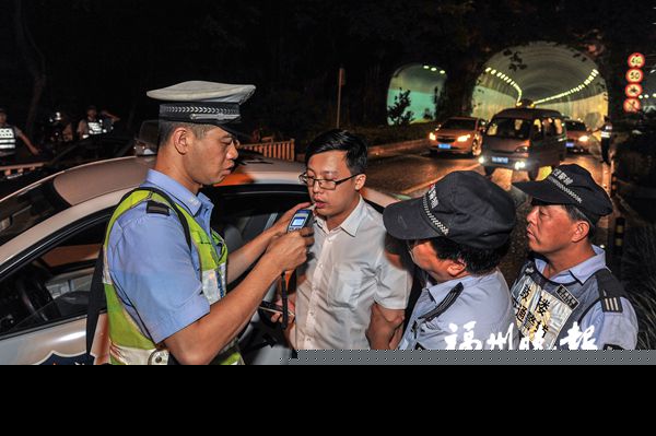 鼓楼交警深夜设卡查酒驾 4人醉驾被刑拘