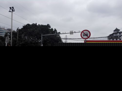 宝马司机逆行遭拦3次撞协管 车子是向朋友借的