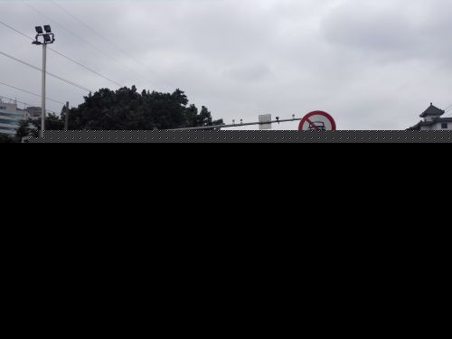 宝马司机逆行遭拦3次撞协管 车子是向朋友借的