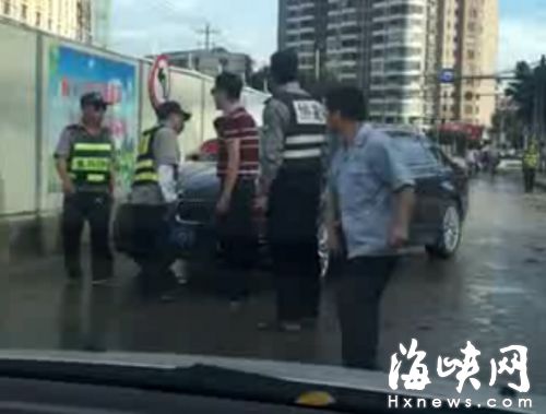 宝马司机逆行遭拦3次撞协管 车子是向朋友借的