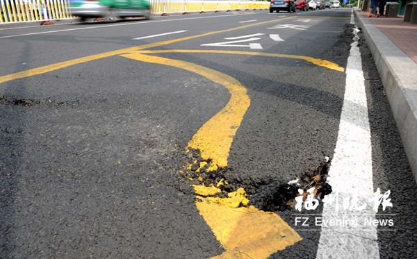 街头多处沥青路面疑被晒化　一些路口沥青隆起变形