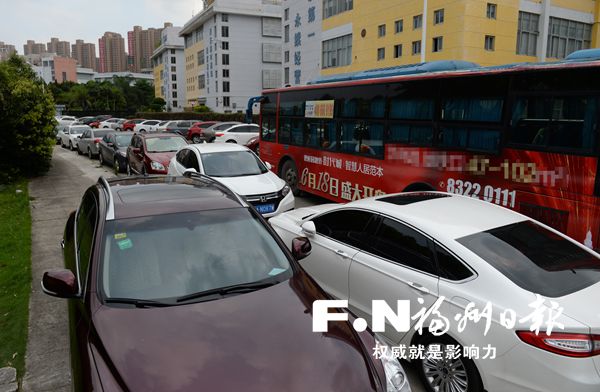 橘园洲工业园部分路段违停严重 公交寸步难行