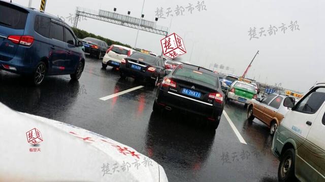 武汉天河机场积水深路堵 千余旅客涉水跑步赶飞机