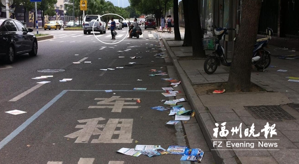 培训班宣传单铺天盖地 环卫工挨酷热车流中捡拾