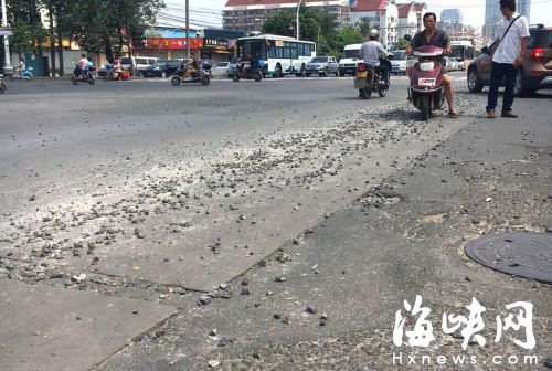 福州连江南路：碎石绵延1公里 车辆打滑路难行 