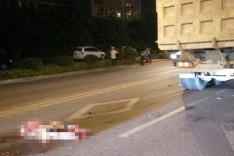 福州南江滨大道发生惨烈车祸 疑渣土车轧死人