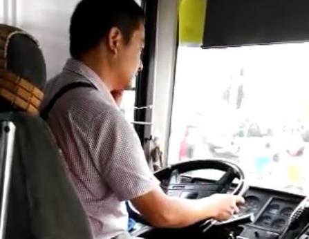 107路司机开车打半小时电话 车上老人吓得不轻