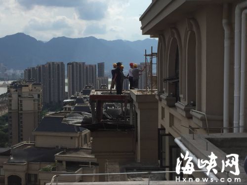 福州一小区30层楼顶 上千平方米违建被拆(图)