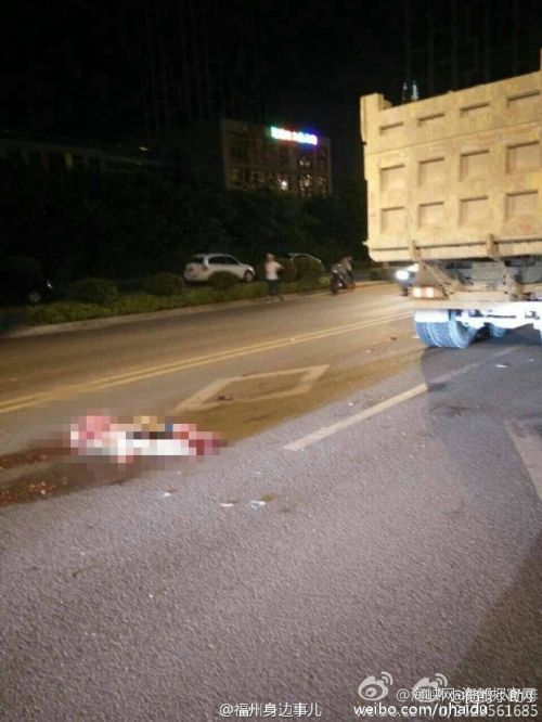 福州南江滨大道发生惨烈车祸 疑渣土车轧死人