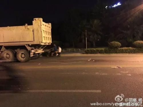 福州南江滨大道发生惨烈车祸 疑渣土车轧死人