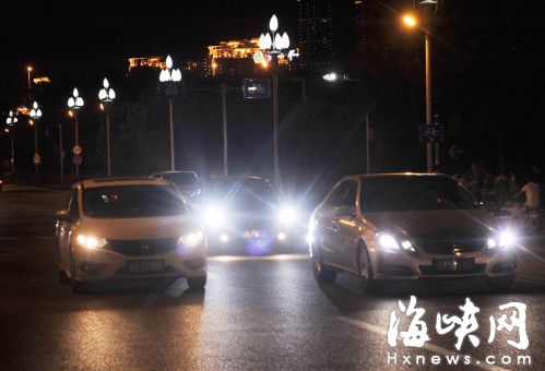 男子过街被大巴撞飞 司机称被远光灯晃眼