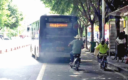 晴空如碧 闽AY9992公交车“拖黑尾”煞风景