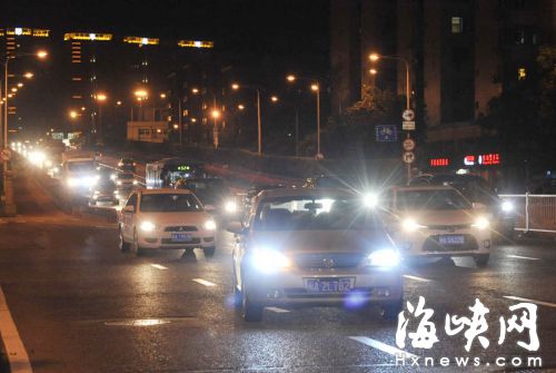 福州安装查远光灯“神器” 查处违法车705辆
