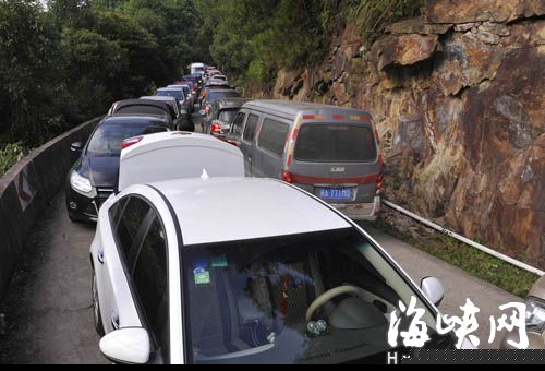通往景区的是双向两车道，可一个车道被当作停车场，车辆严重滞留