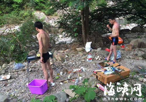 游客肆意捕鱼乱丢垃圾 闽侯十八重溪美景蒙羞