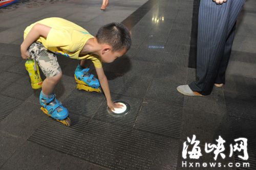 5岁男童被地灯烫伤:卤素灯均超百℃ 有烫伤危险