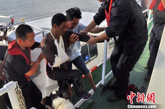渔民海上作业时手被缆绳拖进绞缆机 骨折流血