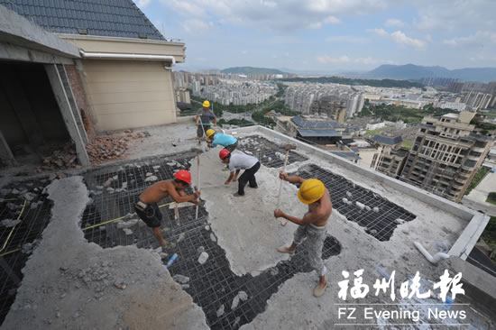 小区顶楼违建被拆 违建户缴清拆违费才能办产权证
