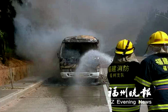 福清中巴自燃车上人员全疏散　消防到场扑灭大火