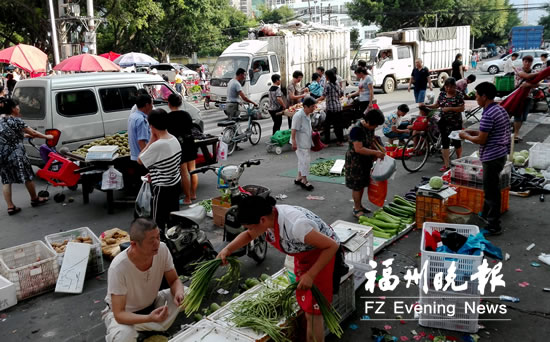 新店直街摊贩占道早高峰总堵　城管提早上班规劝