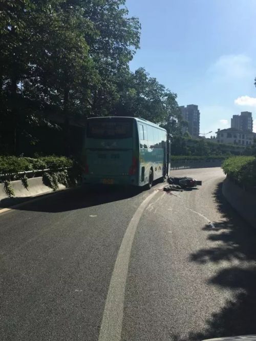 4日上午七时许,一名骑电动车的男子,在浦上互通匝道上,被公交车撞死(网友图)
