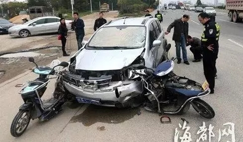 福州惨烈车祸:两电动车被撞毁准新郎身亡