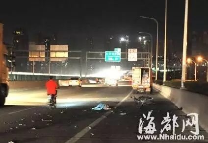 电摩闯福州三环被小货车撞飞酿一死一重伤惨剧