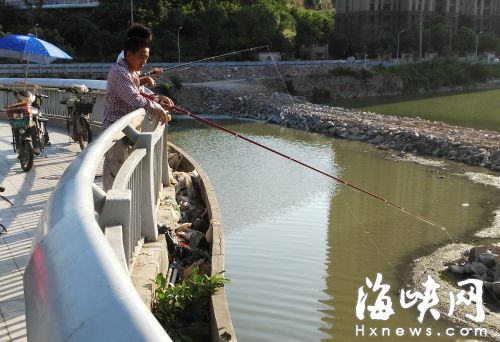 福州琴亭湖公园工作人员劝阻垂钓 竟遭甩竿击头