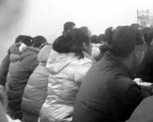 学校发“自愿协议”让学生校外补课 家长质疑