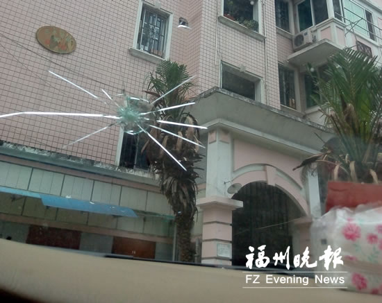 三木花园高空抛物砸裂小车挡风玻璃 已发生多起