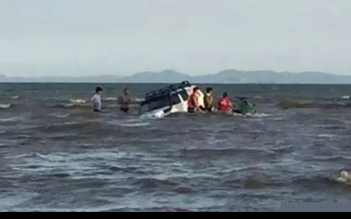 越野车开到沙滩遇涨潮被淹  有人开出万元拉车费