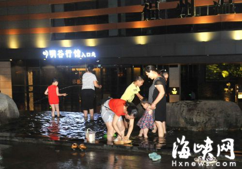 福州温泉博物馆景观池 入夜成市民嬉水点