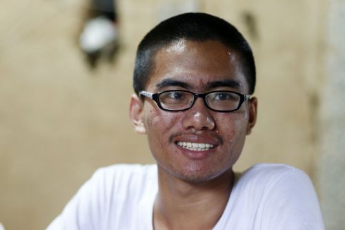 单亲家庭成长 他们却更坚强