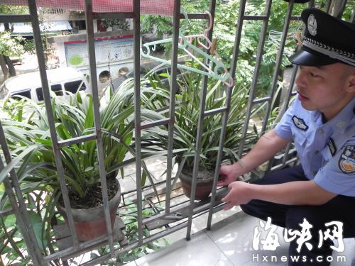 民警逐户走访 排查高空花盆