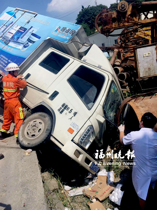 闽侯一货车翻入水沟司机被困　消防人员救出司机