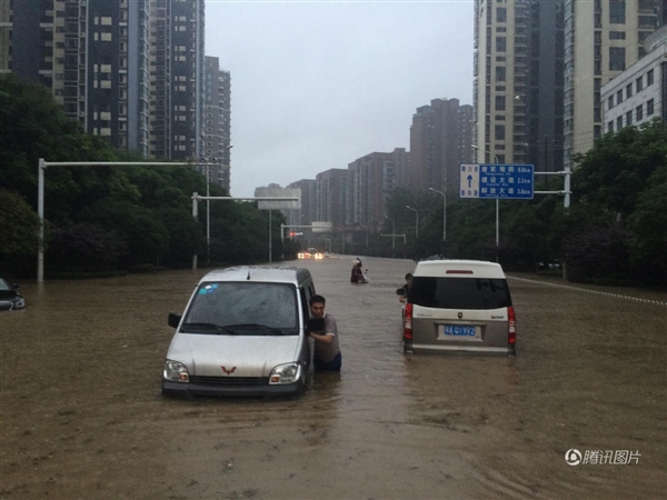 武汉再遭100毫米以上强暴雨 市区变的狼狈不堪