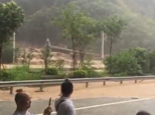 永泰高速路葛岭互通段发生山洪 不少司机被困