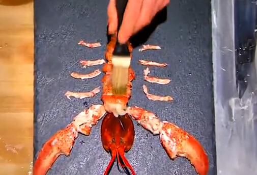 顶级厨师展示剥龙虾神技