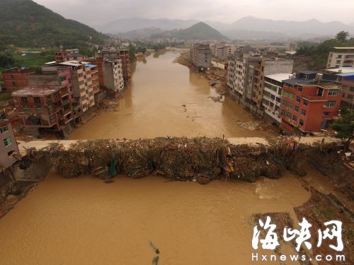 闽清坂东镇，河上小桥的桥洞塞满了洪水冲来的杂物