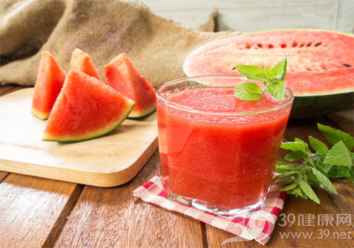 小暑时节里来杯西瓜番茄汁 清热养血又防暑