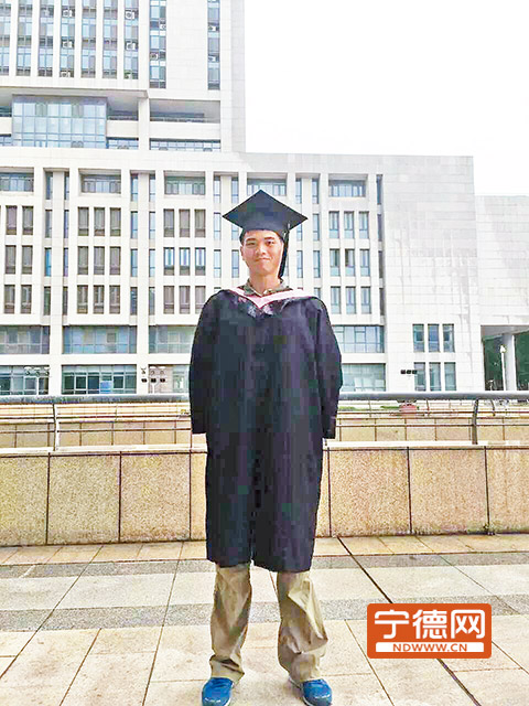李申联毕业照。