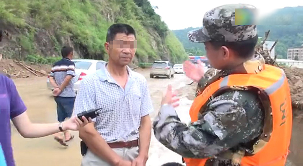刘景泰的家人在事发地点了解详细情况。 视频截图